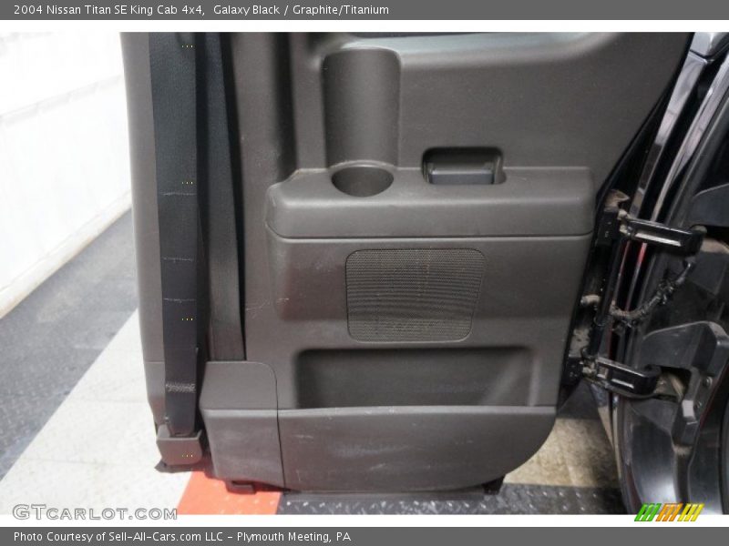 Galaxy Black / Graphite/Titanium 2004 Nissan Titan SE King Cab 4x4