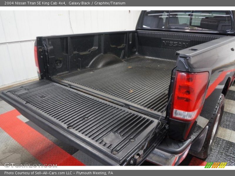 Galaxy Black / Graphite/Titanium 2004 Nissan Titan SE King Cab 4x4