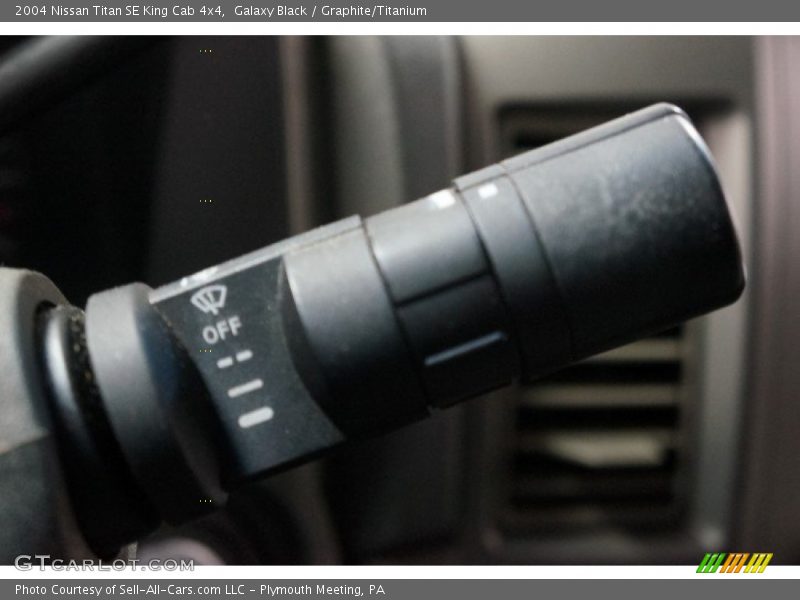 Galaxy Black / Graphite/Titanium 2004 Nissan Titan SE King Cab 4x4