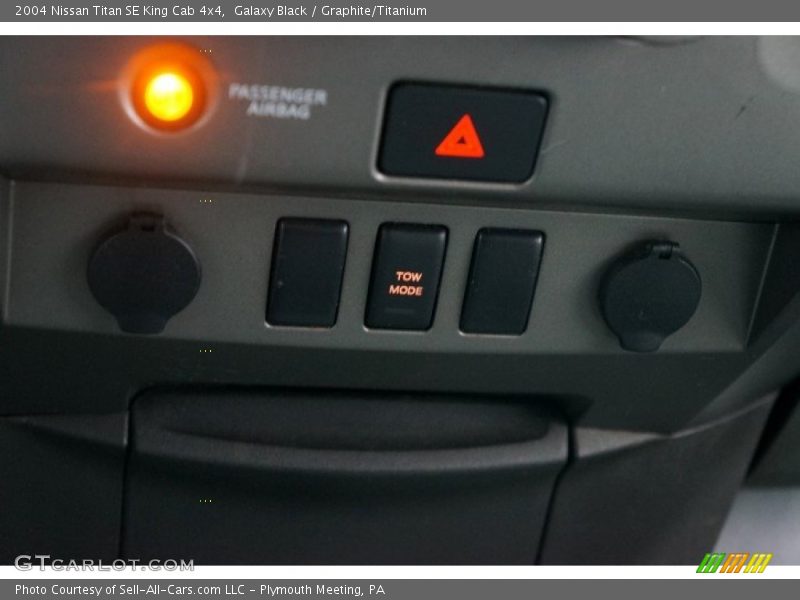 Galaxy Black / Graphite/Titanium 2004 Nissan Titan SE King Cab 4x4