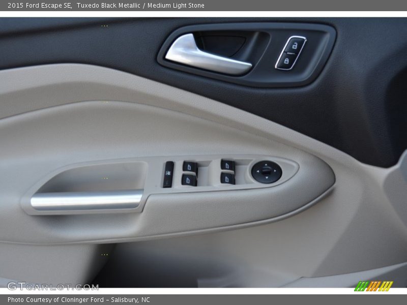 Tuxedo Black Metallic / Medium Light Stone 2015 Ford Escape SE