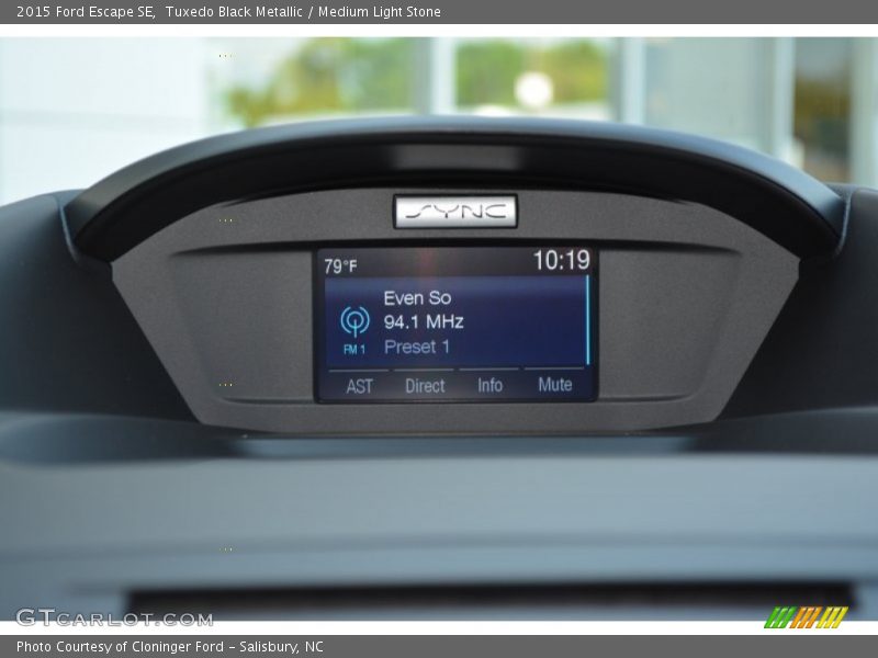 Tuxedo Black Metallic / Medium Light Stone 2015 Ford Escape SE