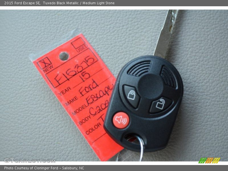 Tuxedo Black Metallic / Medium Light Stone 2015 Ford Escape SE