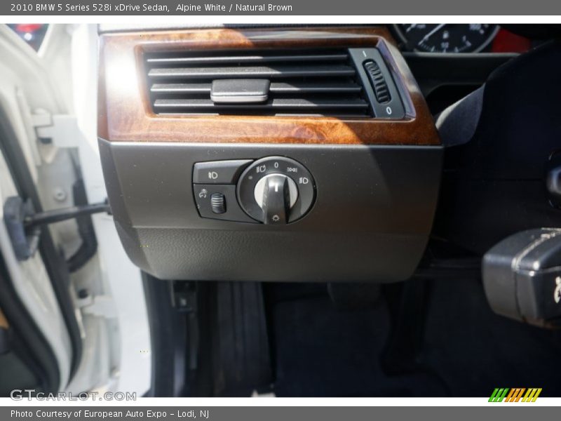 Alpine White / Natural Brown 2010 BMW 5 Series 528i xDrive Sedan