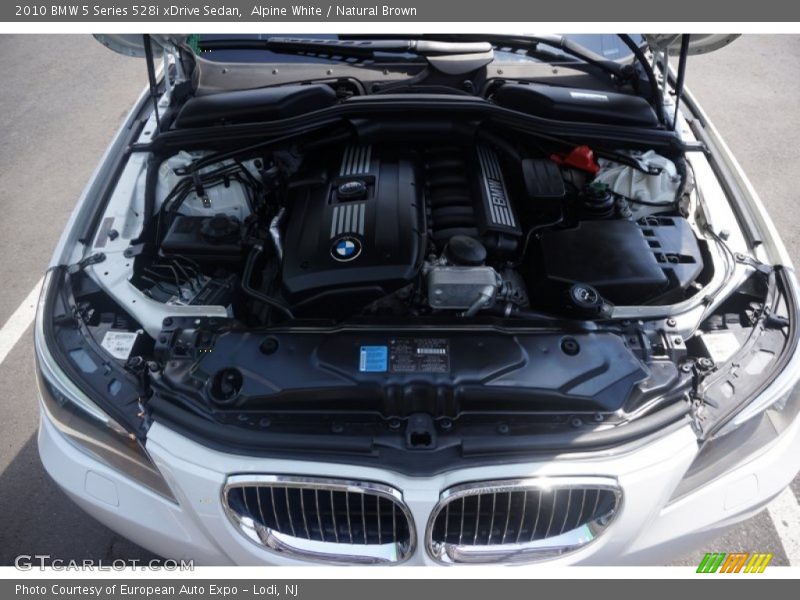 Alpine White / Natural Brown 2010 BMW 5 Series 528i xDrive Sedan