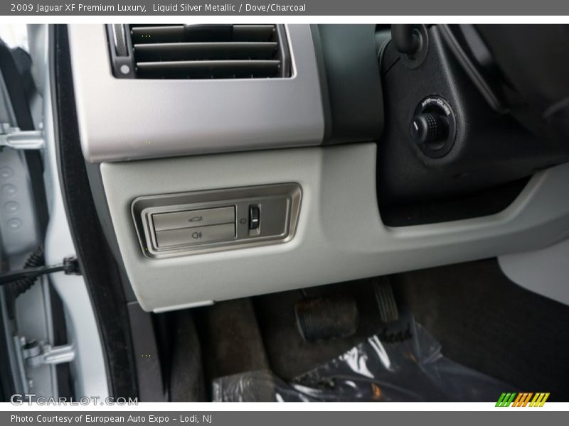 Liquid Silver Metallic / Dove/Charcoal 2009 Jaguar XF Premium Luxury