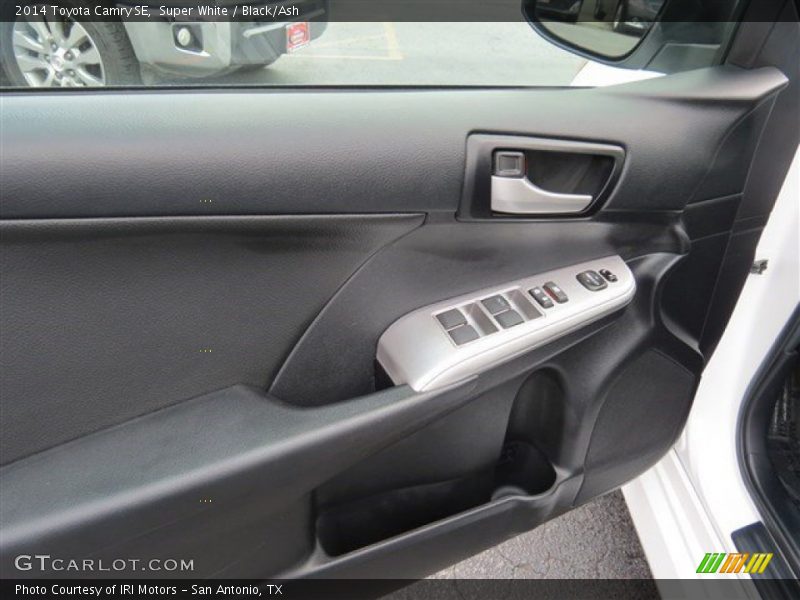 Super White / Black/Ash 2014 Toyota Camry SE