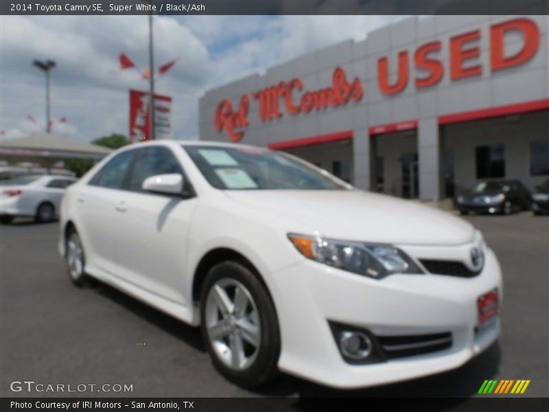 Super White / Black/Ash 2014 Toyota Camry SE