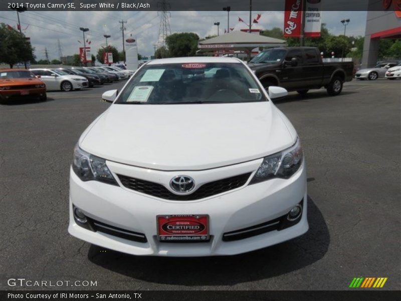 Super White / Black/Ash 2014 Toyota Camry SE