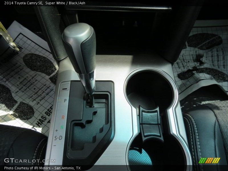 Super White / Black/Ash 2014 Toyota Camry SE