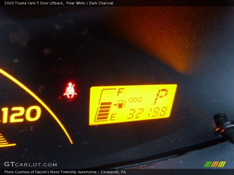 Polar White / Dark Charcoal 2009 Toyota Yaris 5 Door Liftback