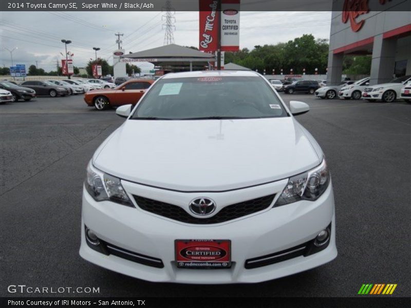 Super White / Black/Ash 2014 Toyota Camry SE