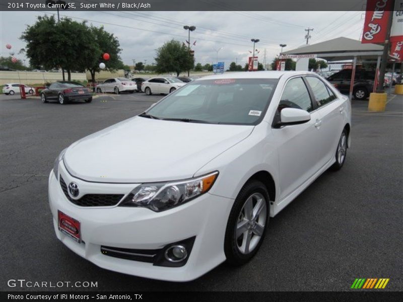 Super White / Black/Ash 2014 Toyota Camry SE