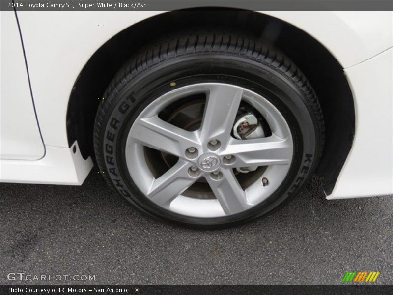 Super White / Black/Ash 2014 Toyota Camry SE