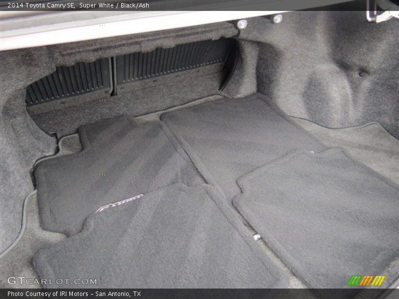 Super White / Black/Ash 2014 Toyota Camry SE