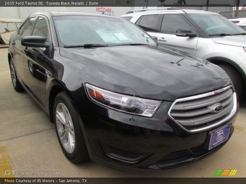 Tuxedo Black Metallic / Dune 2015 Ford Taurus SE
