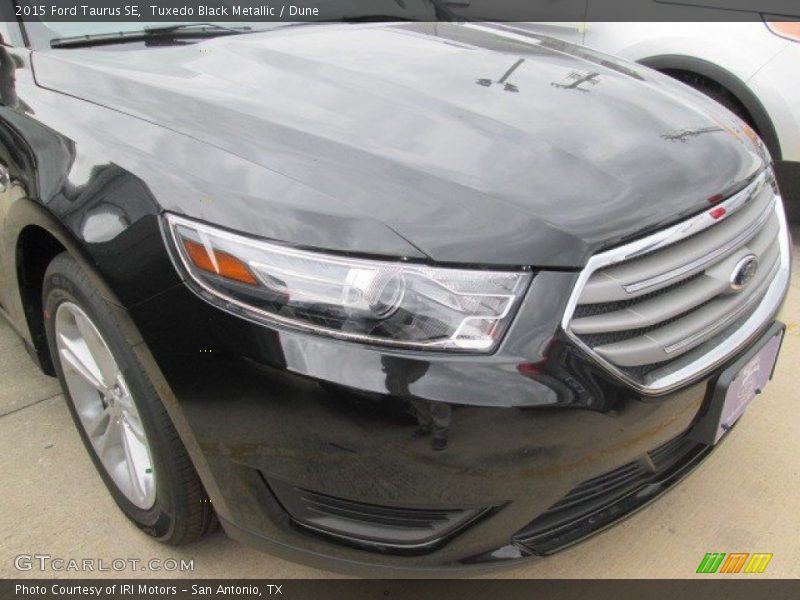 Tuxedo Black Metallic / Dune 2015 Ford Taurus SE