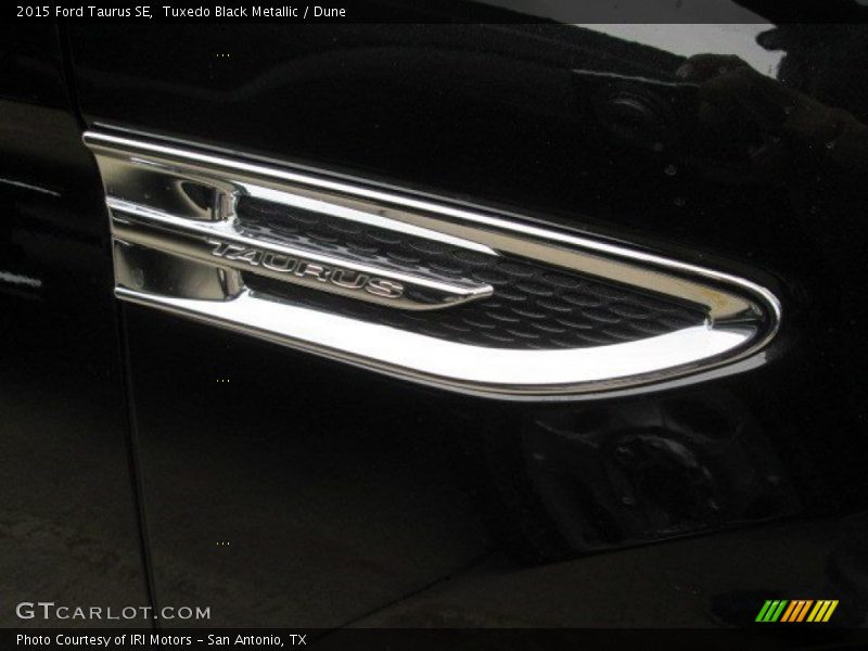 Tuxedo Black Metallic / Dune 2015 Ford Taurus SE