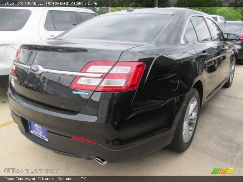 Tuxedo Black Metallic / Dune 2015 Ford Taurus SE
