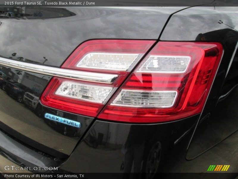 Tuxedo Black Metallic / Dune 2015 Ford Taurus SE