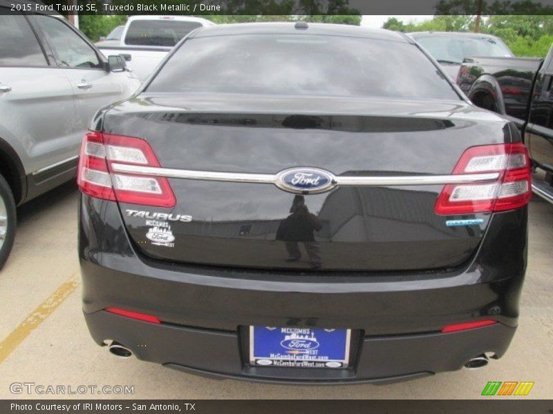 Tuxedo Black Metallic / Dune 2015 Ford Taurus SE