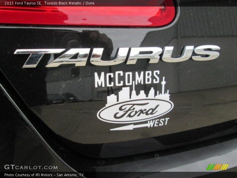 Tuxedo Black Metallic / Dune 2015 Ford Taurus SE