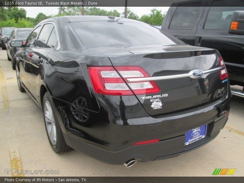 Tuxedo Black Metallic / Dune 2015 Ford Taurus SE