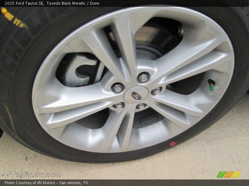 Tuxedo Black Metallic / Dune 2015 Ford Taurus SE