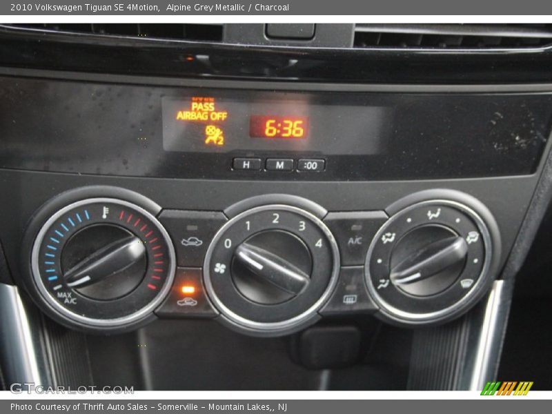 Alpine Grey Metallic / Charcoal 2010 Volkswagen Tiguan SE 4Motion