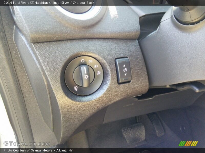 Ingot Silver / Charcoal Black 2014 Ford Fiesta SE Hatchback