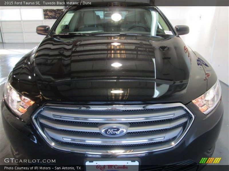 Tuxedo Black Metallic / Dune 2015 Ford Taurus SE