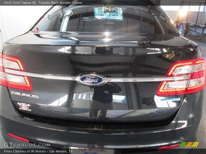 Tuxedo Black Metallic / Dune 2015 Ford Taurus SE