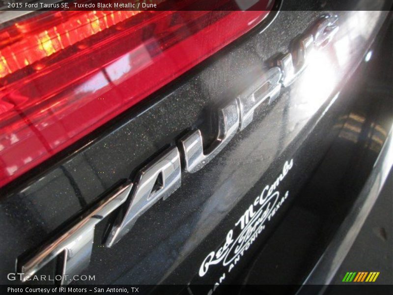 Tuxedo Black Metallic / Dune 2015 Ford Taurus SE