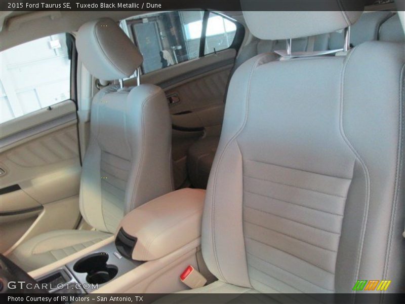 Tuxedo Black Metallic / Dune 2015 Ford Taurus SE
