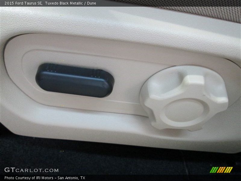 Tuxedo Black Metallic / Dune 2015 Ford Taurus SE