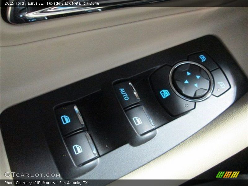 Tuxedo Black Metallic / Dune 2015 Ford Taurus SE