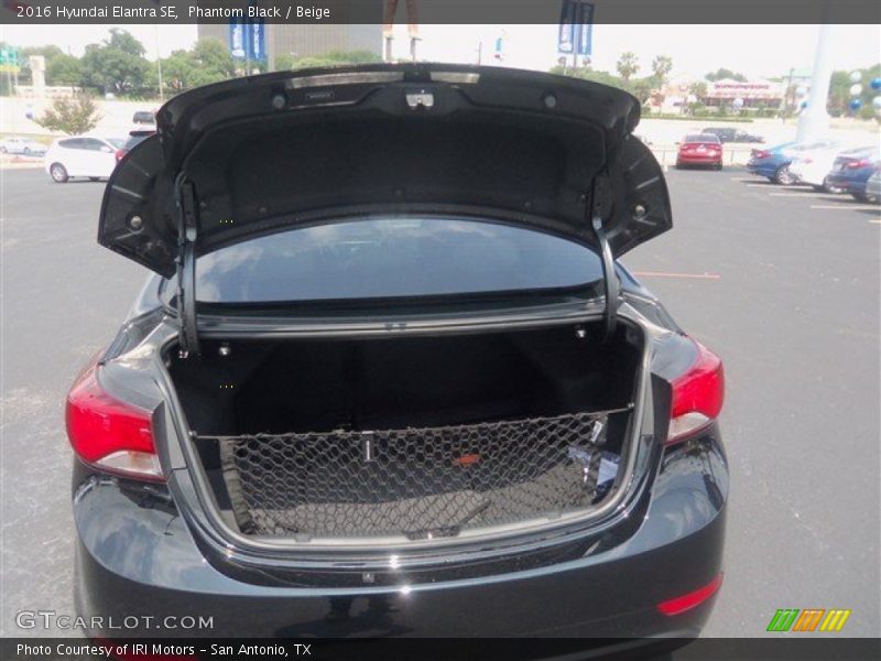 Phantom Black / Beige 2016 Hyundai Elantra SE