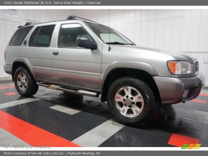 Sierra Silver Metallic / Charcoal 2001 Nissan Pathfinder SE 4x4