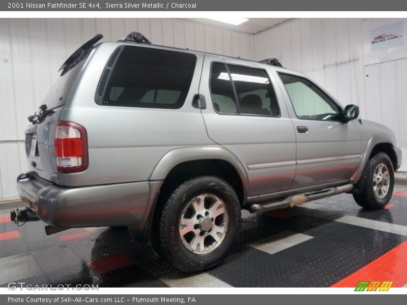 Sierra Silver Metallic / Charcoal 2001 Nissan Pathfinder SE 4x4