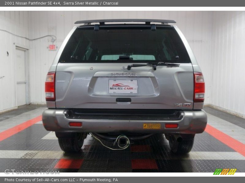 Sierra Silver Metallic / Charcoal 2001 Nissan Pathfinder SE 4x4