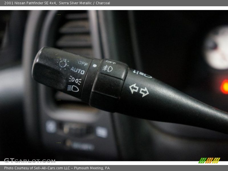 Sierra Silver Metallic / Charcoal 2001 Nissan Pathfinder SE 4x4