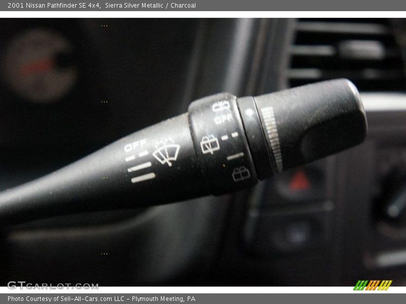 Sierra Silver Metallic / Charcoal 2001 Nissan Pathfinder SE 4x4