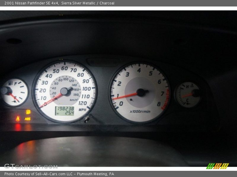 Sierra Silver Metallic / Charcoal 2001 Nissan Pathfinder SE 4x4