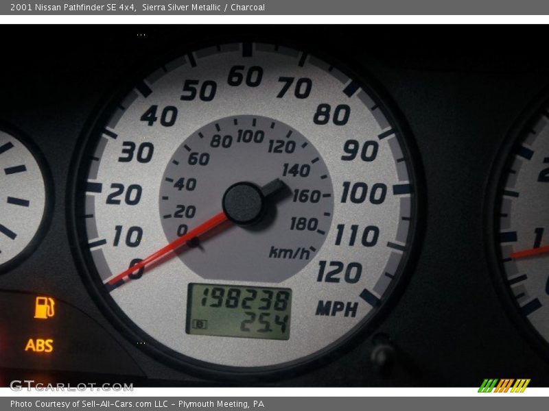 Sierra Silver Metallic / Charcoal 2001 Nissan Pathfinder SE 4x4