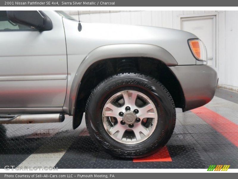 Sierra Silver Metallic / Charcoal 2001 Nissan Pathfinder SE 4x4