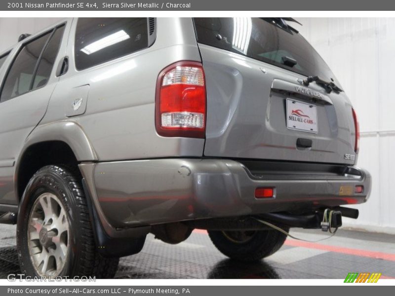 Sierra Silver Metallic / Charcoal 2001 Nissan Pathfinder SE 4x4