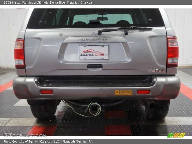 Sierra Silver Metallic / Charcoal 2001 Nissan Pathfinder SE 4x4