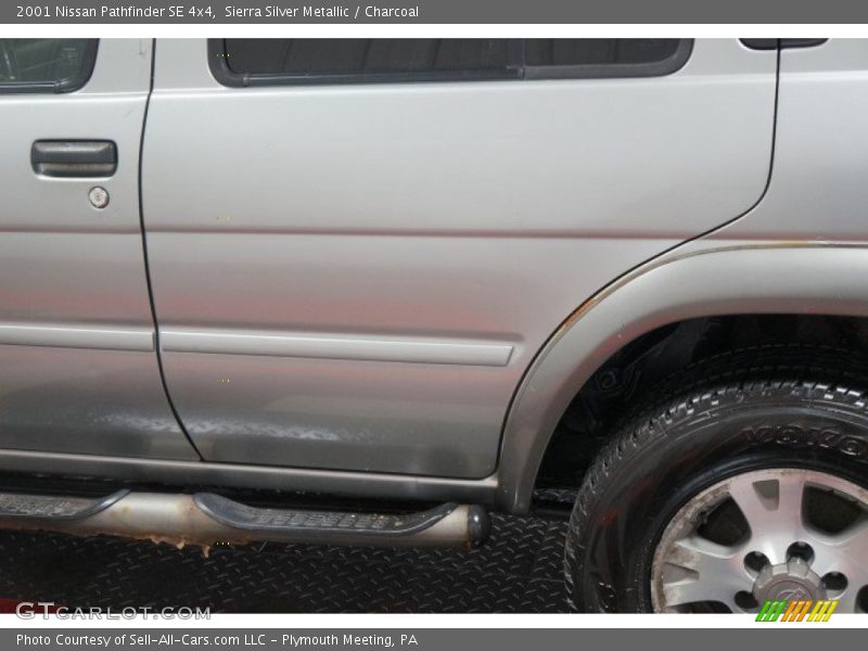 Sierra Silver Metallic / Charcoal 2001 Nissan Pathfinder SE 4x4