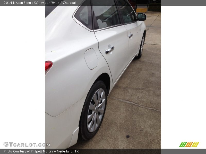 Aspen White / Charcoal 2014 Nissan Sentra SV