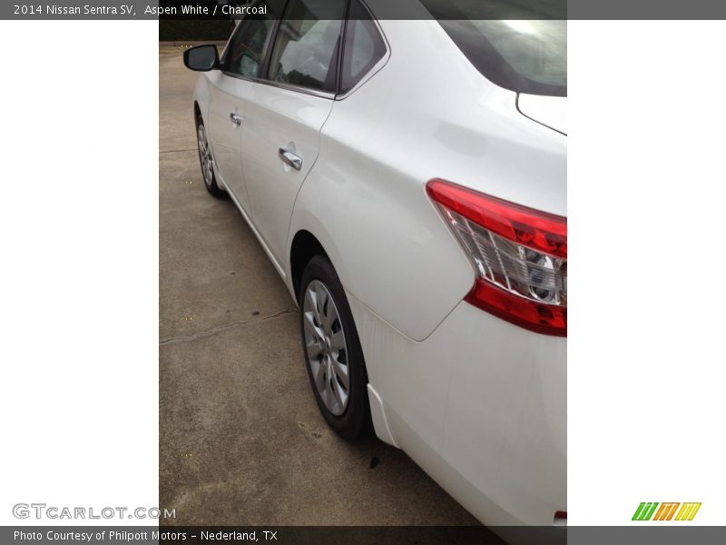 Aspen White / Charcoal 2014 Nissan Sentra SV